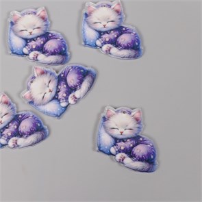 {{photo.Alt || photo.Description || 'Декор акрил «Котёнок в пижамке сладко спит на подушке», подвеска, 2.9×3.4×0.3 см'}}